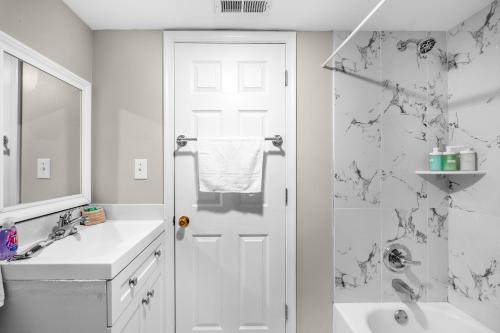 biała łazienka z prysznicem i białymi drzwiami w obiekcie Univ City Drexel 3 Bdrm Lovely Unit w Filadelfii