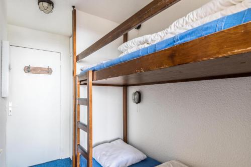 Ce dortoir comprend 2 lits superposés et une porte. dans l'établissement Résidence Les Alpages - maeva Home - Studio 1 pièce 4 personnes Sélection MAE-9982, à Morzine