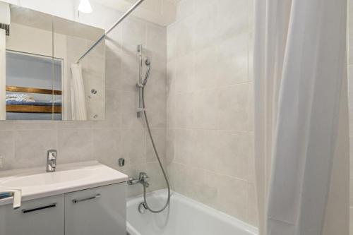 une salle de bain avec douche et lavabo dans l'établissement Résidence Les Alpages - maeva Home - Studio 1 pièce 4 personnes Sélection MAE-9982, à Morzine