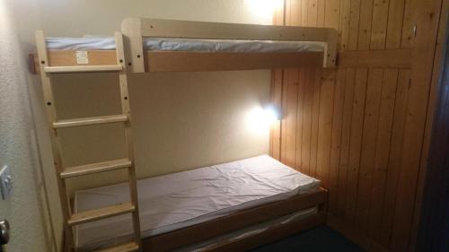 une petite pièce avec deux lits superposés dans l'établissement Résidence Lauzieres - Studio 5 personnes skis aux pieds et proche des commerces dans le village du Charvet à Arc 1800 MAE-1752, à Arc 1800