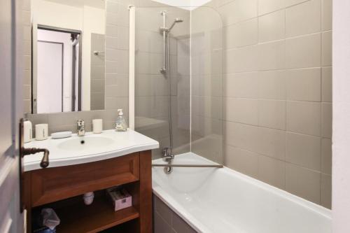 ein Badezimmer mit Waschbecken, Dusche und Badewanne in der Unterkunft Résidence Les Terrasses d'Azur - maeva Home - Appartement 2 pièces 4 personnes Sélection MAE-6904 in Isola 2000