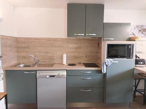 une cuisine avec un réfrigérateur en acier inoxydable et un micro-ondes dans l'établissement Résidence Grande Ourse - Dans l'hyper centre de Vallandry, à 50m des remontées mécaniques MAE-1774, à Peisey-Nancroix