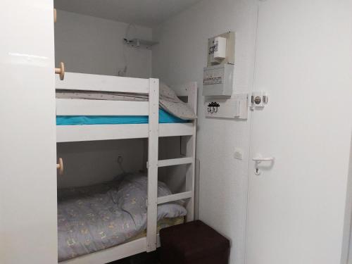Cette petite chambre comprend 2 lits superposés et une porte. dans l'établissement Résidence Grande Ourse - Dans l'hyper centre de Vallandry, à 50m des remontées mécaniques MAE-1774, à Peisey-Nancroix