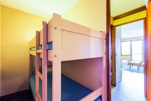 Ce lit superposé se trouve dans un dortoir doté d'une fenêtre. dans l'établissement Résidence L'Ours Blanc - maeva Home - Studio 4 personnes - Confort MAE-9906, à Huez