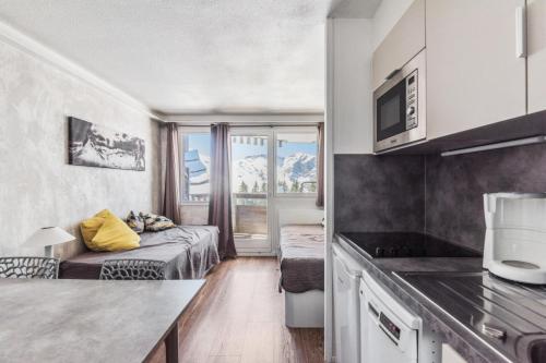 un petit appartement avec une cuisine et un salon dans l'établissement Résidence Quartier Falaise - maeva Home - Appartement 2 pièces 4 personnes Sélection MAE-2572, à Avoriaz
