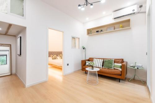 Afbeelding uit fotogalerij van Shanghai Hills&XING 1885 Family Homestay Near Line2 & Line12 West Nanjing Road in Shanghai