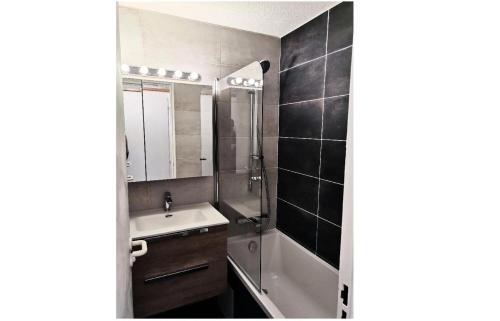 une salle de bain avec un lavabo, une douche et un miroir dans l'établissement Résidence Quartier Falaise - maeva Home - Appartement 2 pièces 4 personnes Sélection MAE-2572, à Avoriaz
