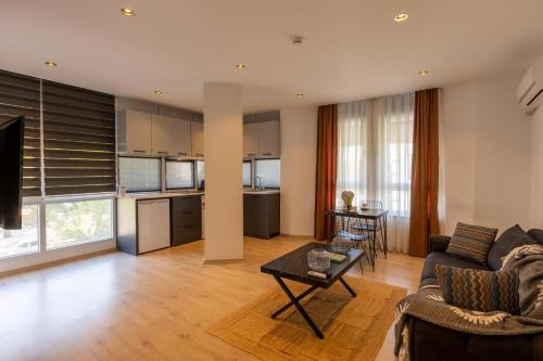 sala de estar con sofá y mesa en Magesa Homes, en Antalya