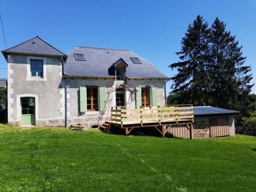 une maison avec une terrasse couverte sur une pelouse verdoyante dans l'établissement Gîte de France Gîte bel air 3 épis - Gîte de France 6 personnes 124, 