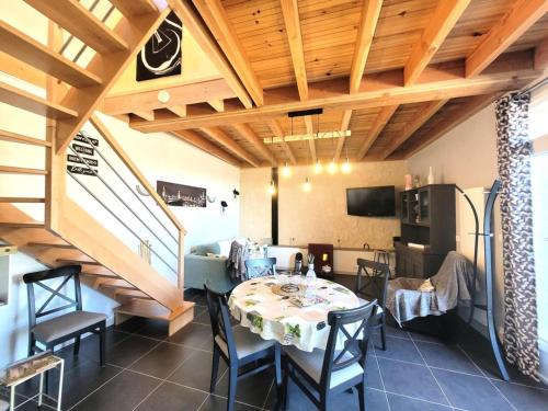 une cuisine et une salle à manger avec une table et des chaises dans l'établissement Gîte de France Du tilleul 3 épis - Gîte de France 4 personnes MAE-0084, à Saint-Paul