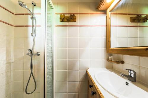 une salle de bain avec douche et lavabo dans l'établissement Résidence Les Fermes de Méribel - maeva Home - Appartement 3 pièces 5 personnes Sélection MAE-2987, à Les Allues