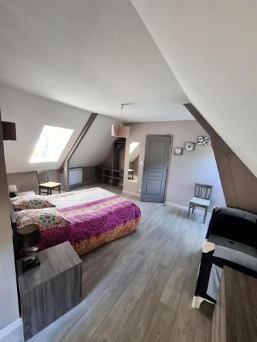 - une chambre mansardée avec un lit, une table et des chaises dans l'établissement Gîte de France à Chapelle-Spinasse 3 épis - Gîte de France 4 personnes MAE-0104, à Égletons