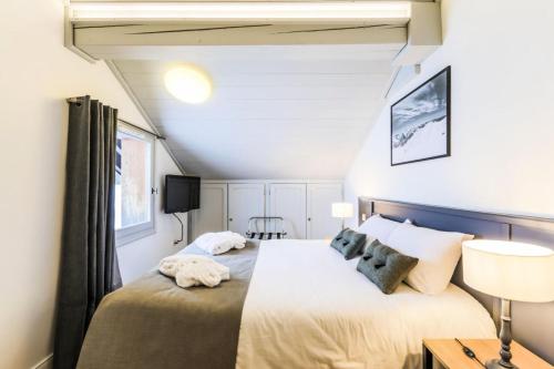 une chambre avec un grand lit dans une pièce dans l'établissement Résidence Les Arcs 1950 Le Village - maeva Home - Appartement 3 pièces 6 personnes - Prestige - super Home MAE-3896, à Bourg-Saint-Maurice