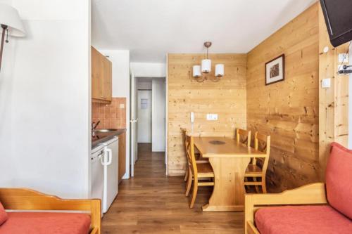 une cuisine et une salle à manger avec une table et des chaises dans l'établissement Résidence Quartier Falaise - maeva Home - Studio 4 personnes Confort MAE-3055, à Avoriaz