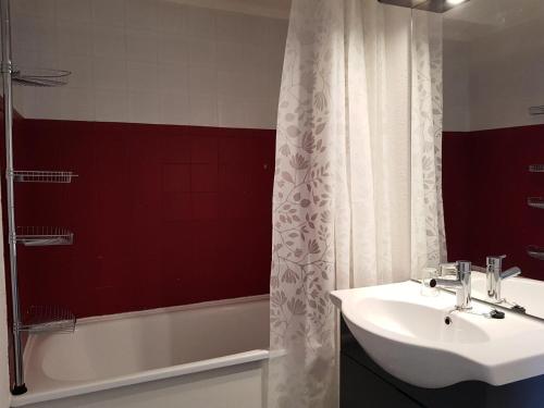 Un baño con lavabo y ducha en Résidence Fond Blanc - Studio pour 4 personnes à Arc 2000 proche des commerces et des pistes MAE-1788, en Arc 2000
