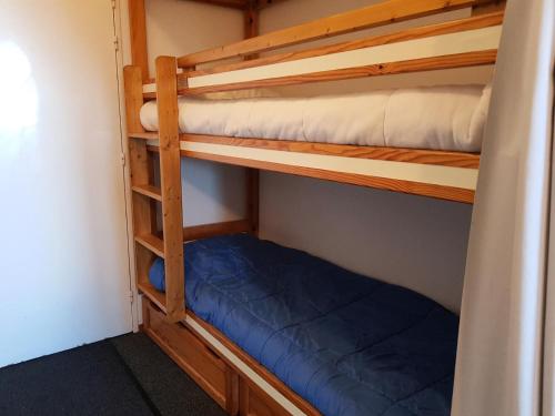 una habitación con literas y dos literas en Résidence Fond Blanc - Studio pour 4 personnes à Arc 2000 proche des commerces et des pistes MAE-1788, en Arc 2000