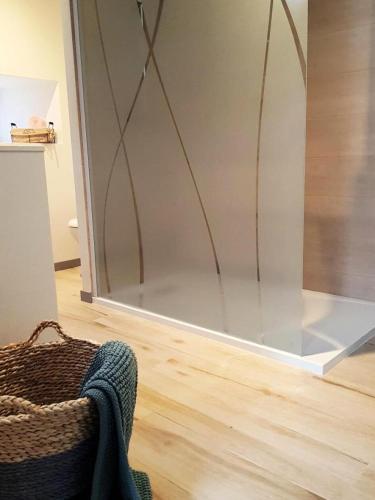 une paroi en verre dans une chambre dotée de parquet dans l'établissement Gîte de France Le grand frêne 4 épis - Gîte de France 6 personnes MAE-0164, à Lanteuil