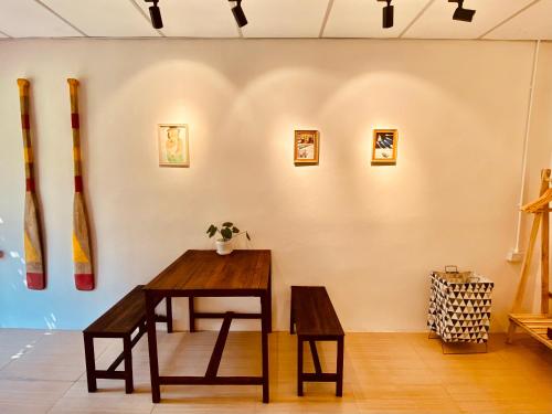 Kampong HuaibūにあるPai Casita 2の壁の前のテーブルとベンチ