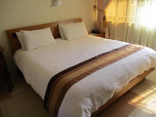 Tempat tidur dalam kamar di Virunga Hotel