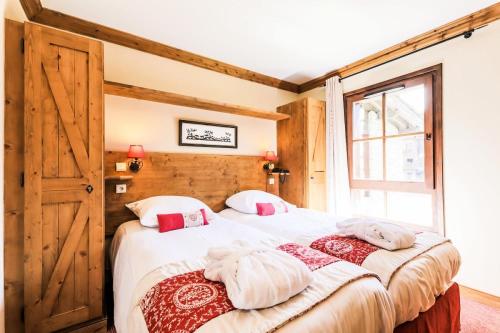 une chambre avec un grand lit avec deux oreillers dans l'établissement Résidence Les Arcs 1950 Le Village - maeva Home - Appartement 2 pièces 4 personnes Sélection MAE-4064, à Bourg-Saint-Maurice