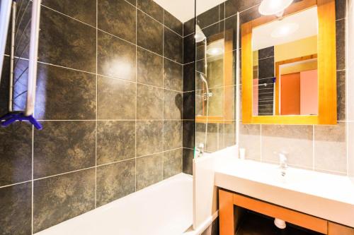 une salle de bain avec une douche, un lavabo et un miroir dans l'établissement Résidence L'Ours Blanc - maeva Home - Studio 5 personnes Sélection MAE-5112, à Huez