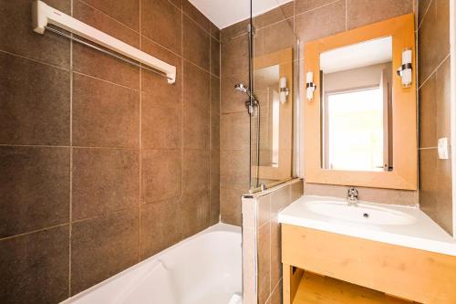 une salle de bain avec une baignoire, un lavabo et une douche dans l'établissement Résidence L'Ours Blanc - maeva Home - Appartement 2 pièces 4 personnes Sélection MAE-5256, à Huez