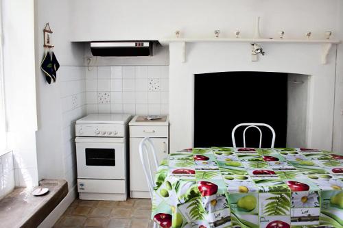 - une cuisine avec une table et des pommes dans l'établissement Gîte de France à Benayes 3 épis - Gîte de France 6 personnes MAE-0204, à Benayes