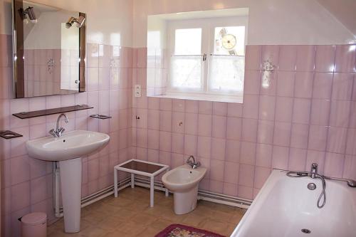 Ένα μπάνιο στο Gîte de France Chez yvette 3 épis - Gîte de France 6 personnes MAE-0204