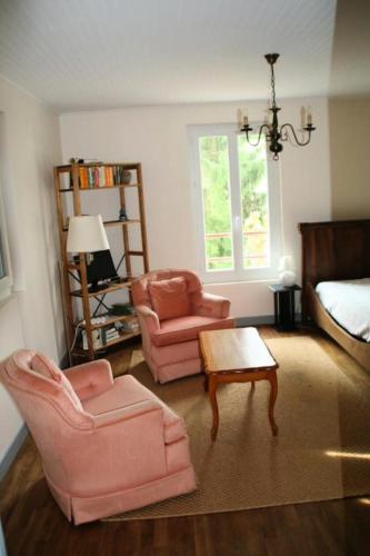 - un salon avec deux chaises, une table et un lit dans l'établissement Gîte de France Monédières 3 épis - Gîte de France 2 personnes MAE-0224, à Naves