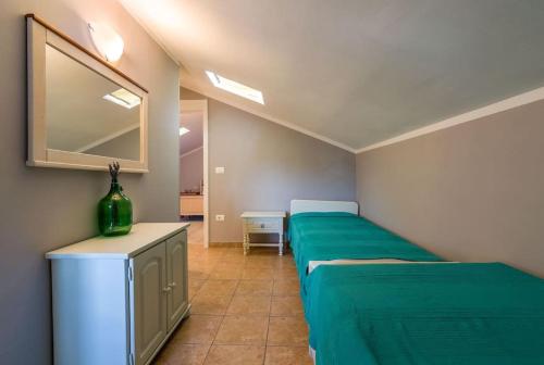 a room with two beds and a mirror and a vanity at Villa La Musica by Istrialux in Čabrunići