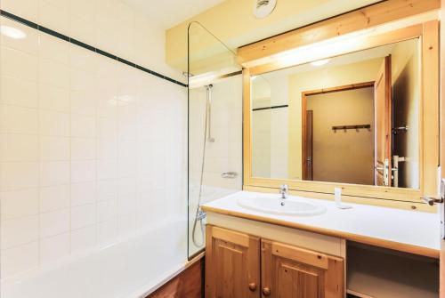 a bathroom with a sink and a shower and a mirror at Résidence Les Valmonts - maeva Home - Appartement 3 pièces 6 personnes Sélection MAE-7194 in Saint-Martin-de-Belleville