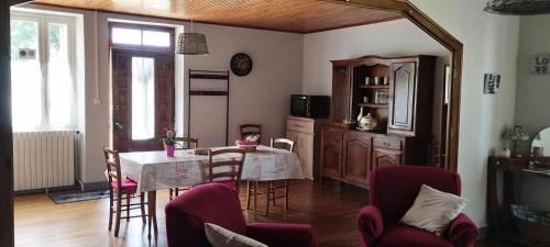 Μια τηλεόραση ή/και κέντρο ψυχαγωγίας στο Gîte de France Les embruns 3 épis - Gîte de France 6 personnes MAE-0284