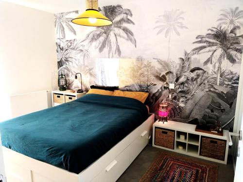 een slaapkamer met een bed met palmbomen aan de muur bij - Pièces 934 in Aix-les-Bains