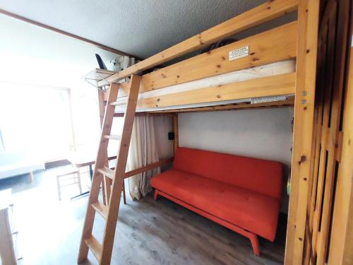 Cette chambre comprend une mezzanine avec un canapé rouge. dans l'établissement Résidence Belles Challes - Studio 4 personnes à Arc 1800 skis aux pieds et proche des commerces dans le village du Charvet MAE-1822, à Arc 1800