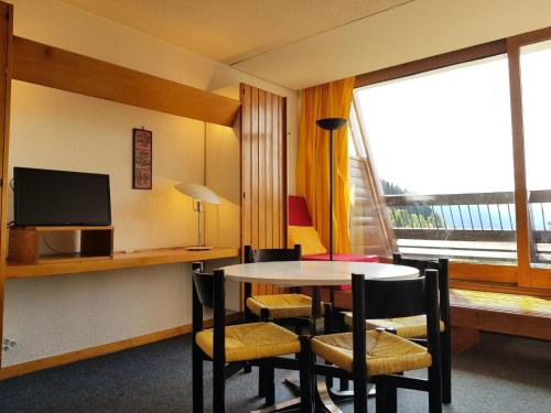 une pièce avec une table, des chaises et une fenêtre dans l'établissement Résidence Versant Sud - Studio 4 personnes à Arc 1600 dans une résidence proche des pistes et des commerces MAE-1824, à Arc 1600