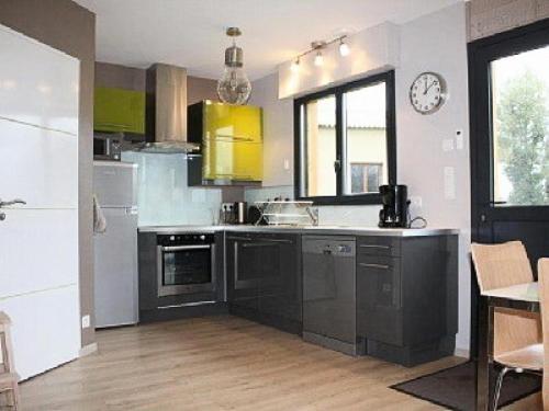 una cocina con electrodomésticos de acero inoxidable y una ventana en Gîte de France à Saint-Germain-Lavolps 3 épis - Gîte de France 4 personn 314, 