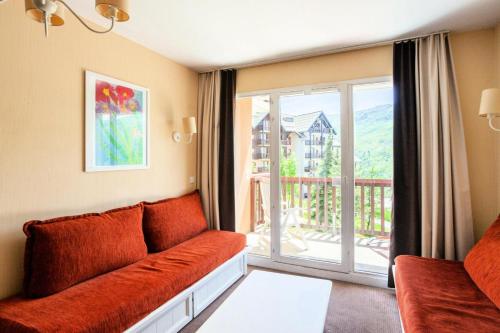 un salon avec un canapé et une grande fenêtre dans l'établissement Résidence Le Thabor - maeva Home - Appartement 3 pièces 7 personnes Confort MAE-2204, à Le Désert