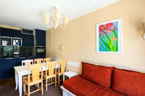 un salon avec un canapé et une salle à manger dans l'établissement Résidence Le Thabor - maeva Home - Appartement 3 pièces 7 personnes Confort MAE-2204, à Le Désert