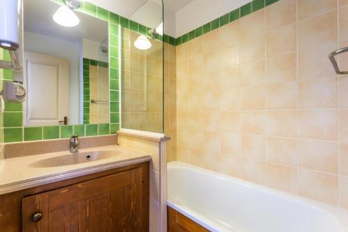 a bathroom with a sink and a bath tub at Résidence L'Alpaga - maeva Home - Appartement 2 pièces 5 personnes Confort 39 in La Salle-les-Alpes
