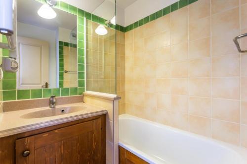 une salle de bain avec un lavabo et une baignoire dans l'établissement Résidence L'Alpaga - maeva Home - Appartement 2 pièces 5 personnes Confort MAE-4439, à La Salle Les Alpes