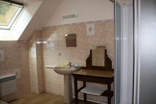 Bathroom sa Gîte de France à Montaignac sur Doustre 2 épis - Gîte de France 6 person 584