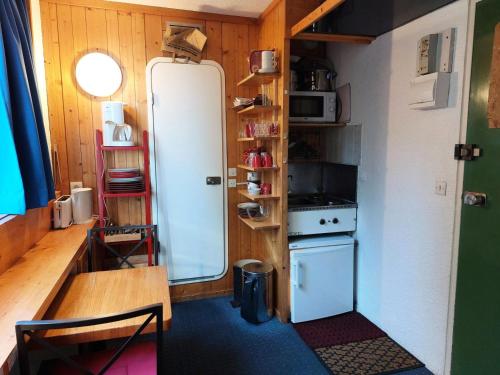 Il comprend une petite cuisine équipée d'un réfrigérateur et d'une cuisinière. dans l'établissement Résidence Nova - Studio 3 personnes, proche des pistes et des commerces, au cœur de la station d’Arc 1800 dans le village des Villards MAE-1845, à Arc 1800