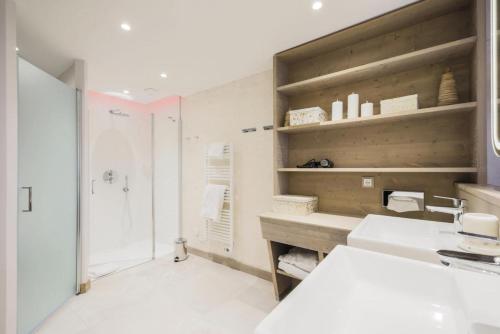 y baño con lavabo y ducha. en Résidence Premium L'Hévana - maeva Home - Appartement 3 pièces 6 personnes 50 en Les Allues