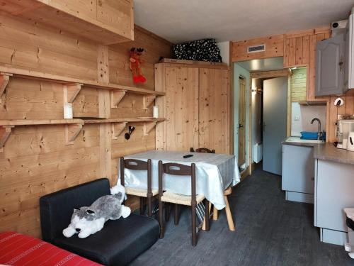 une cuisine et une salle à manger avec une table et des chaises dans l'établissement Résidence Armoise - Studio 3 personnes à Arc 1800 en centre station, proche des pistes et des commerces, dans le village des Villards MAE-1847, à Arc 1800