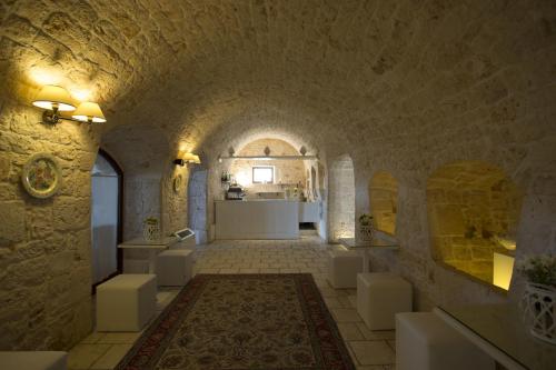 a large room with a stone wall with aasteryasteryasteryasteryasteryasteryastery at Relais Masseria Serritella in Castellana Grotte