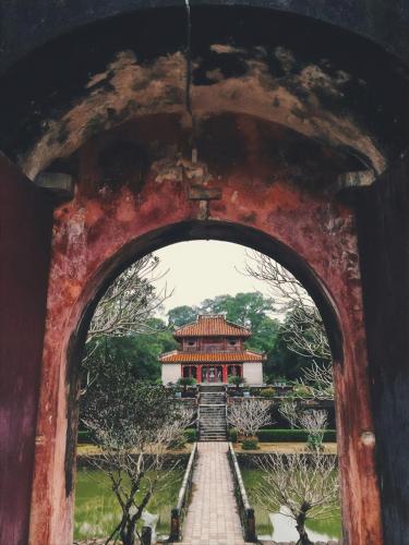 Taman di luar Silk Path Grand Hue Hotel