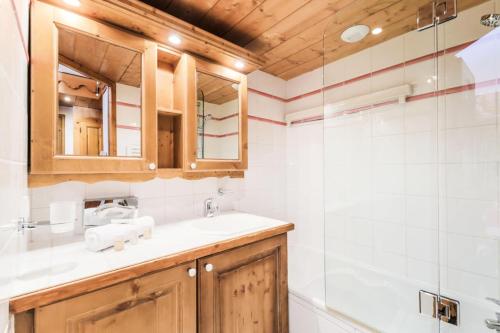 une salle de bain avec un lavabo et une douche dans l'établissement Résidence Les Alpages de Reberty - maeva Home - Appartement 3 pièces 6 personnes Selection MAE-6459, aux Menuires