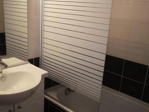 une salle de bain avec un lavabo, des toilettes et une douche dans l'établissement Résidence Rond-point-pistes I - Maxi studio 6 pers. n°38A le rond point des pistes 1 centre station MAE-7044, à Orcières