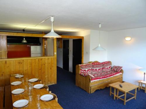 un salon avec un canapé et une table dans l'établissement Residence 3 Arcs - Appartement 3 pièces 7 personnes à Arc 1600 proche des pistes et des commerces MAE-1873, à Arc 1600