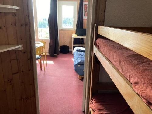 a room with two bunk beds and a window at Résidence Rond-Point-pistes I - Studio pour 4 Personnes 054 in Orcières